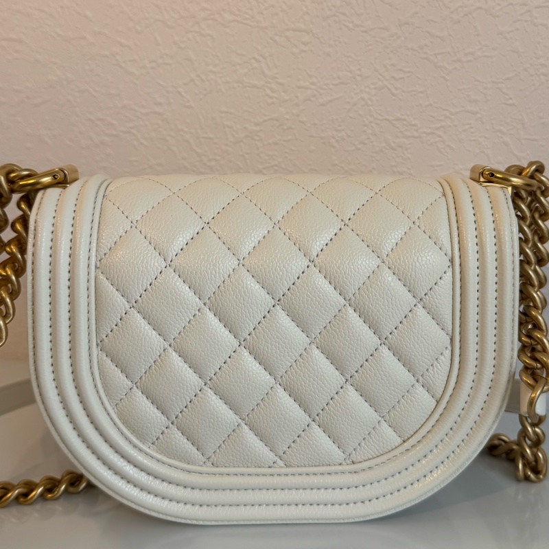 Chanel白色菱格荔枝金BOY半圓斜背包-1