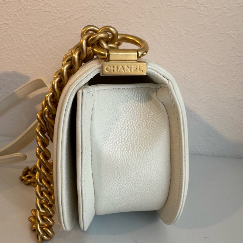 Chanel白色菱格荔枝金BOY半圓斜背包-3