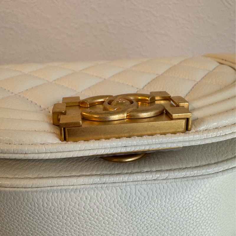 Chanel白色菱格荔枝金BOY半圓斜背包-7