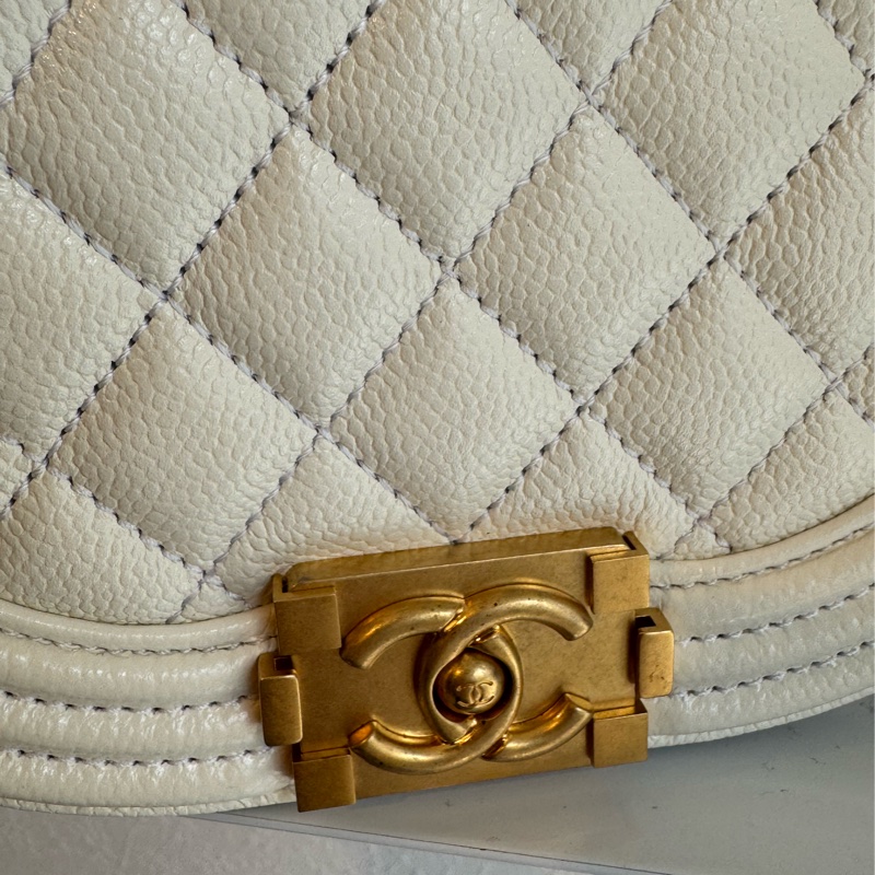 Chanel白色菱格荔枝金BOY半圓斜背包-8