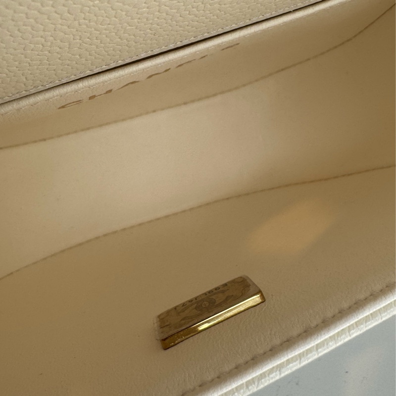 Chanel白色菱格荔枝金BOY半圓斜背包-20