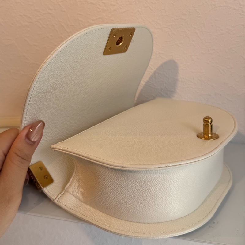 Chanel白色菱格荔枝金BOY半圓斜背包-23