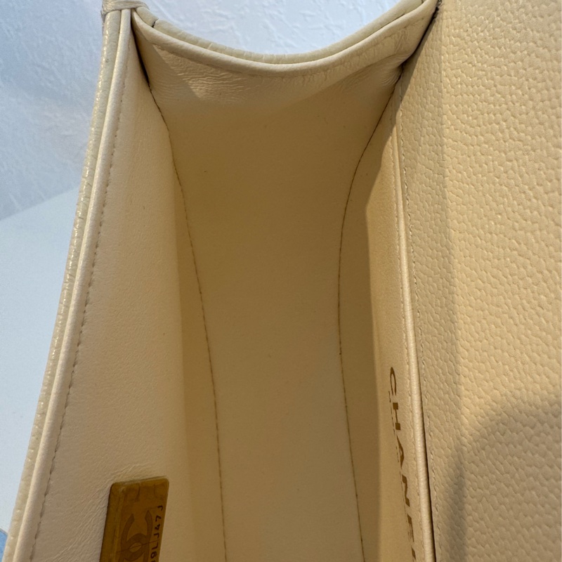 Chanel白色菱格荔枝金BOY半圓斜背包-25