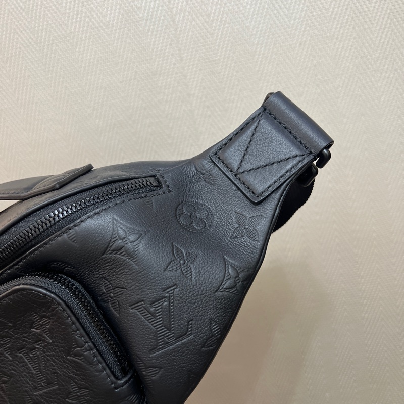 LV 黑牛皮壓紋Rush黑釦胸口腰包M47058-1