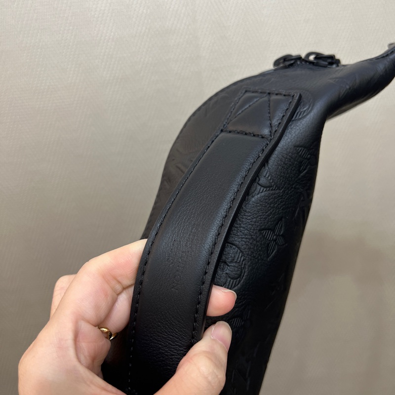 LV 黑牛皮壓紋Rush黑釦胸口腰包M47058-3