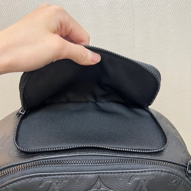 LV 黑牛皮壓紋Rush黑釦胸口腰包M47058-12