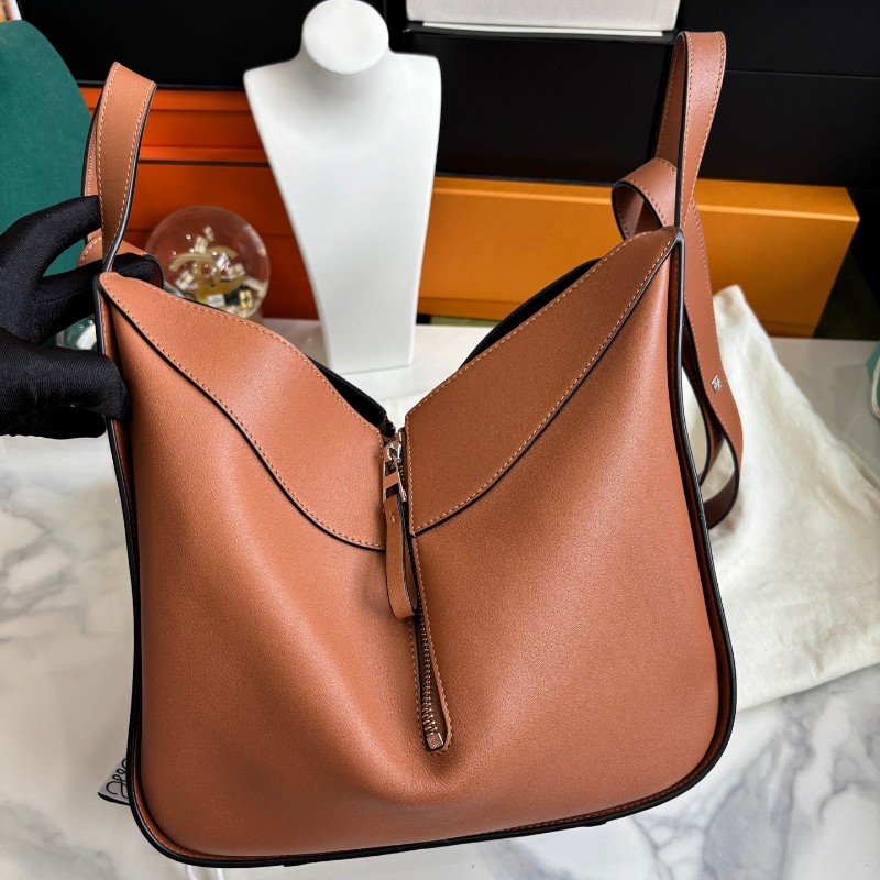 Loewe Hammock 焦糖色中號吊床包 肩背包26cm底長-3