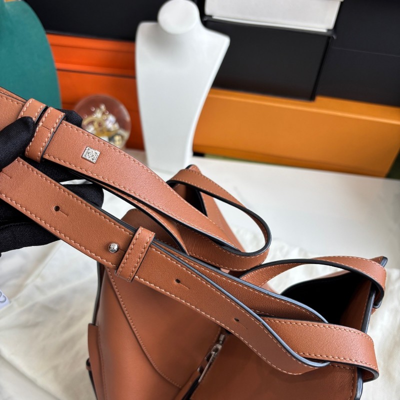 Loewe Hammock 焦糖色中號吊床包 肩背包26cm底長-4