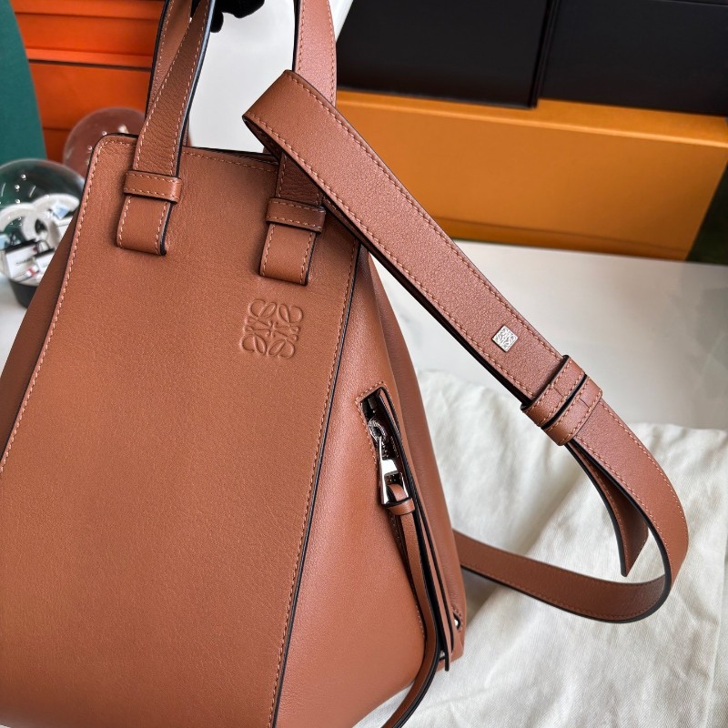 Loewe Hammock 焦糖色中號吊床包 肩背包26cm底長-6