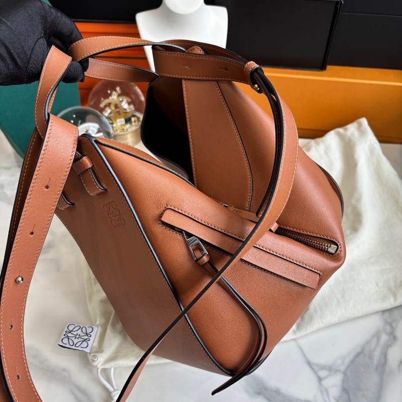 Loewe Hammock 焦糖色中號吊床包 肩背包26cm底長-7