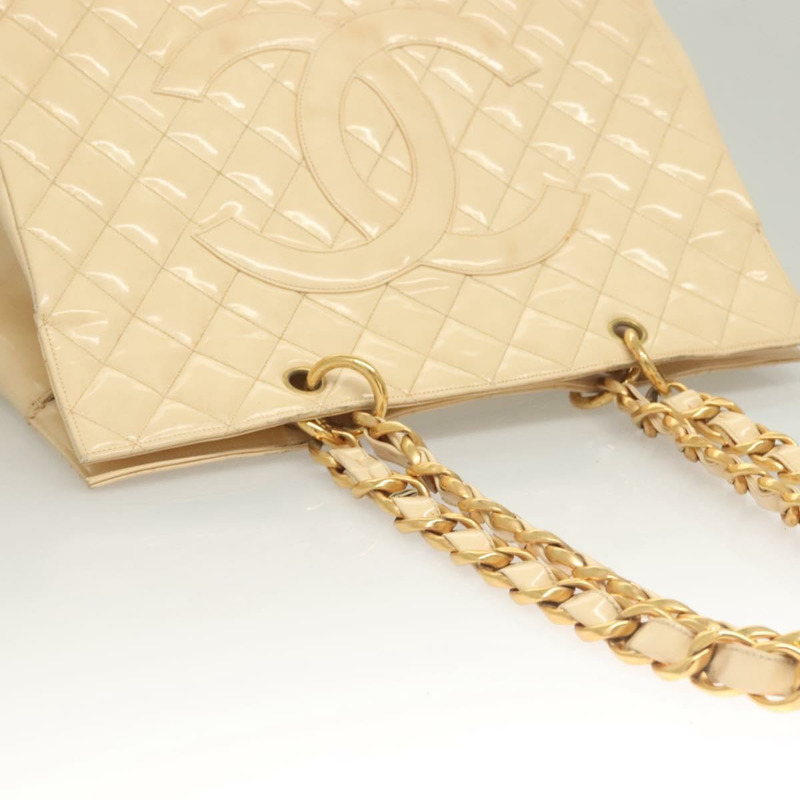 【日本直送】香奈兒 Matelasse 鏈條手提包 漆皮 米色 金色 CC 標誌 Auth 118936-5