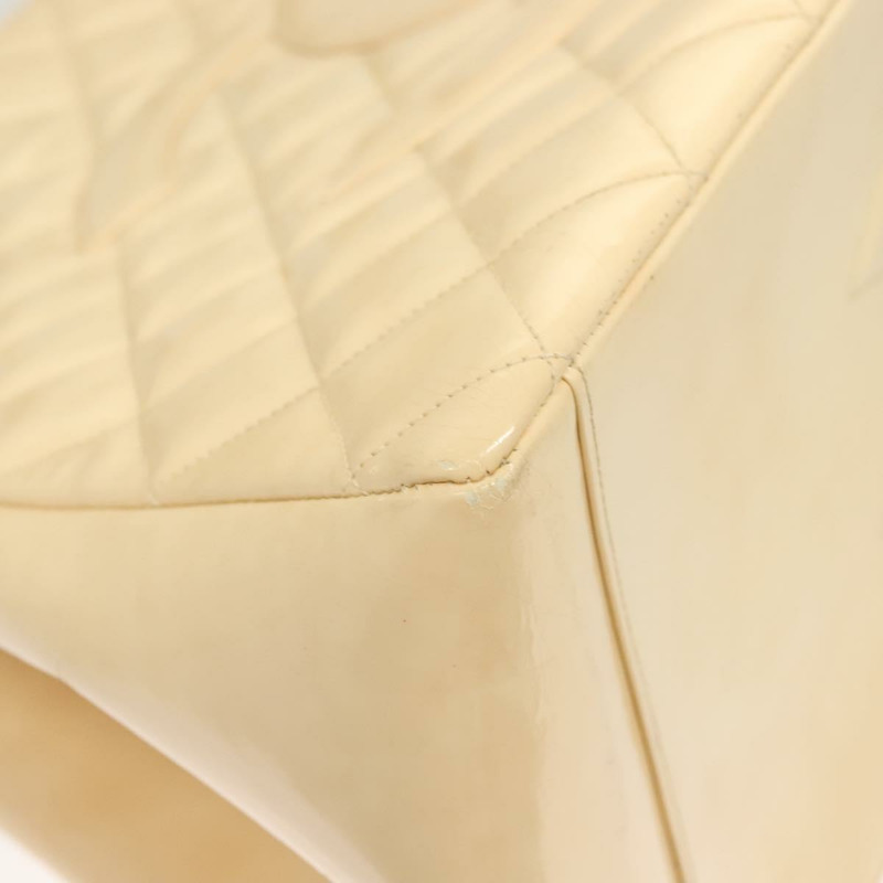 【日本直送】香奈兒 Matelasse 鏈條手提包 漆皮 米色 金色 CC 標誌 Auth 118936-13