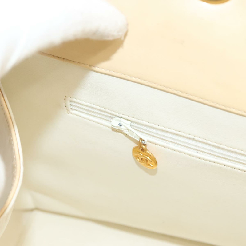 【日本直送】香奈兒 Matelasse 鏈條手提包 漆皮 米色 金色 CC 標誌 Auth 118936-19