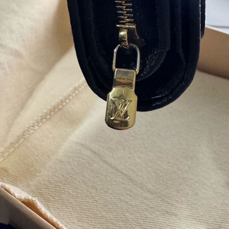 Lv全黑皮革壓紋短夾-15