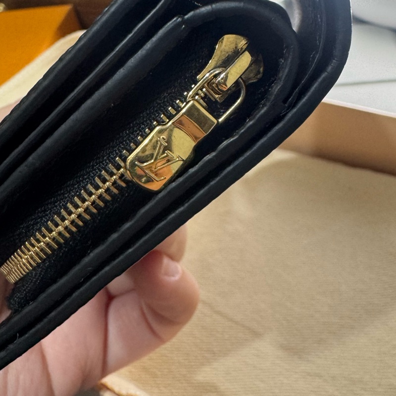 Lv全黑皮革壓紋短夾-16
