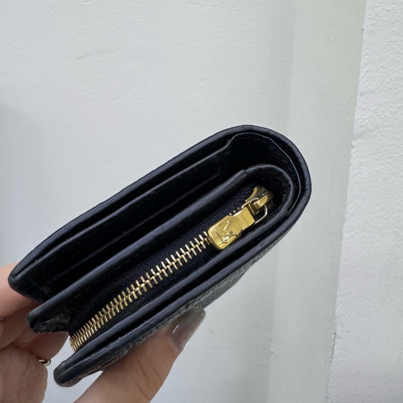 Lv全黑皮革壓紋短夾-17