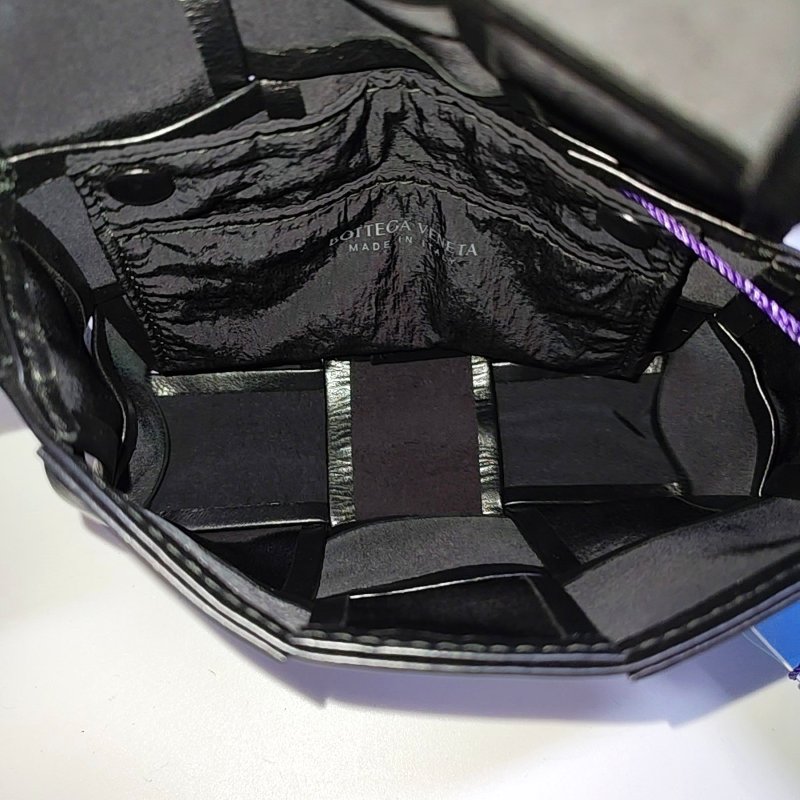 BOTTEGA VENETA Cassette 迷你黑色牛皮編織斜背包 肩背包-6