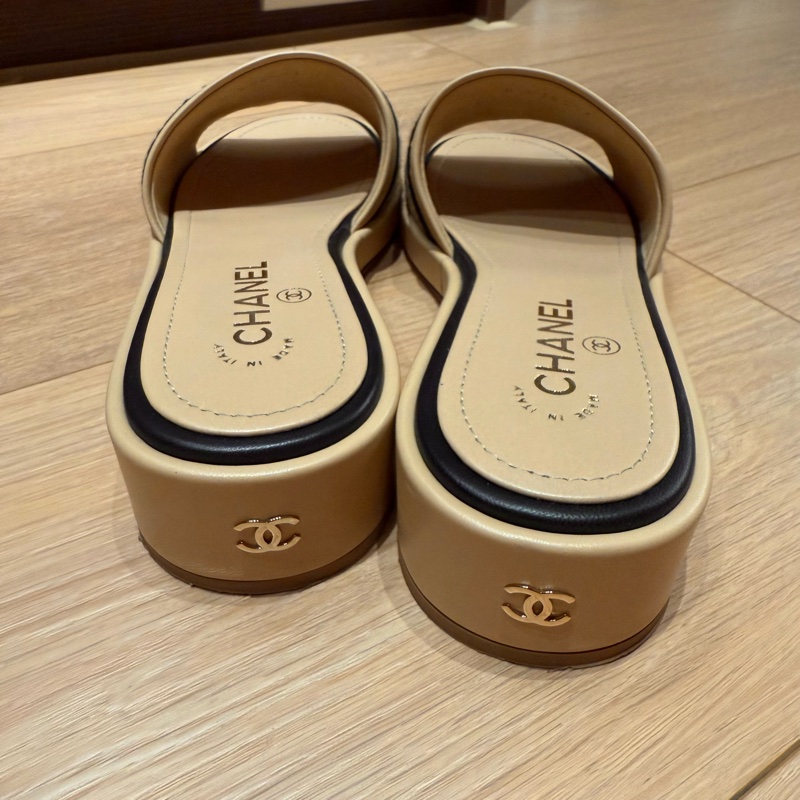 香奈兒 奶茶色 黑色字母Logo 拖鞋 38.5-7