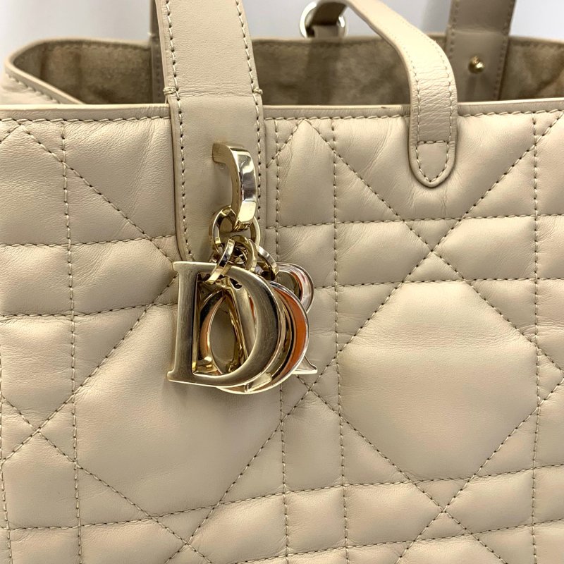 24年新款 Dior  Toujours tote bag 中號 胭脂米色金扣 子母袋款 大D標掛飾 經典菱格紋大容量女士手袋-6