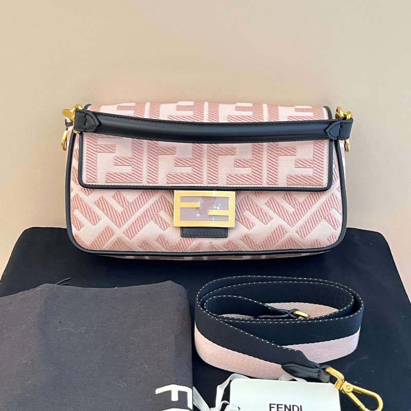 Fendi Baguette櫻花粉拼黑邊法棍包 肩背包-1