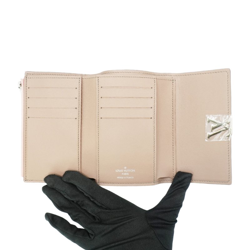 Louis Vuitton Capucines Taurillon 皮革釦式三折中夾(M62156-粉)-4