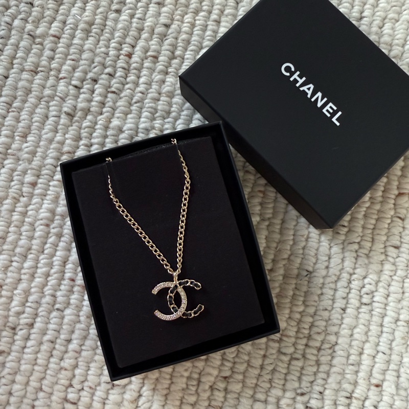 CHANEL 全新香奈兒一半水鑽一半皮穿鍊金色扣環項鍊-0