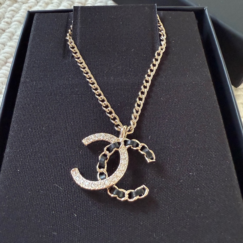 CHANEL 全新香奈兒一半水鑽一半皮穿鍊金色扣環項鍊-3