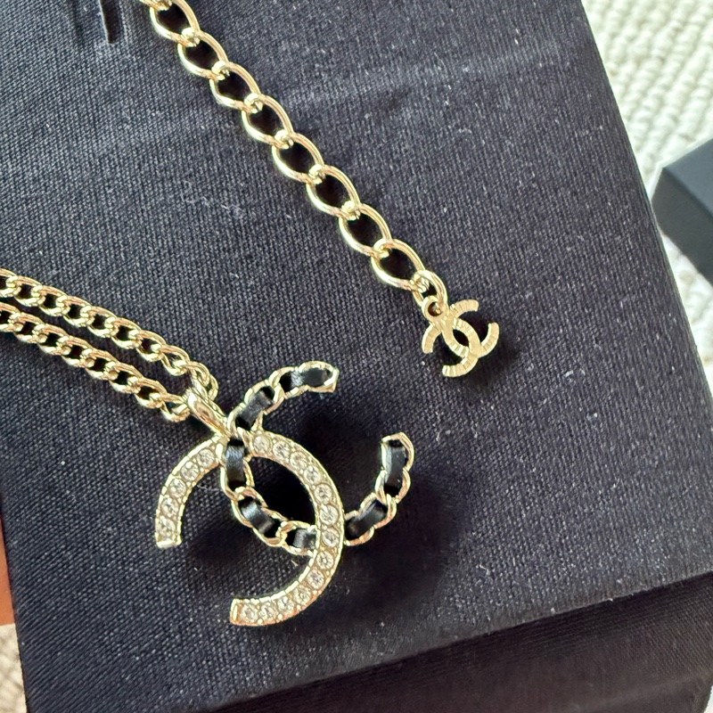CHANEL 全新香奈兒一半水鑽一半皮穿鍊金色扣環項鍊-4