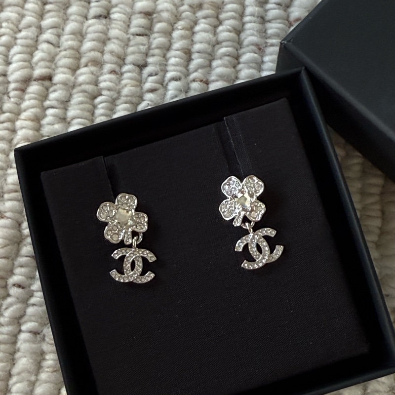 CHANEL 全新香奈兒銀色幸運草水鑽經典雙C LOGO耳針耳環-0