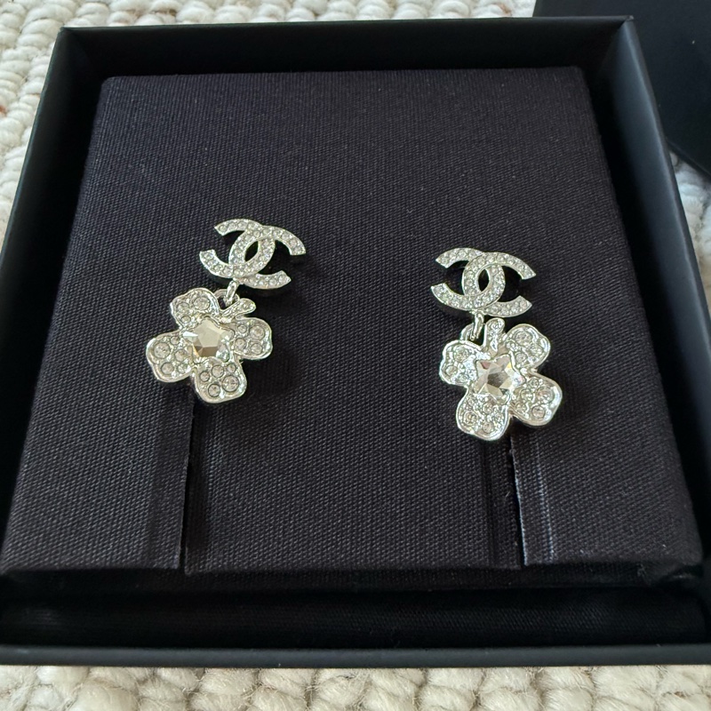 CHANEL 全新香奈兒銀色幸運草水鑽經典雙C LOGO耳針耳環-2