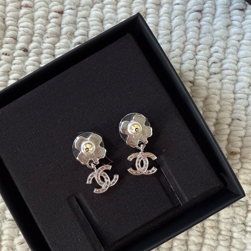 CHANEL 全新香奈兒銀色幸運草水鑽經典雙C LOGO耳針耳環-3