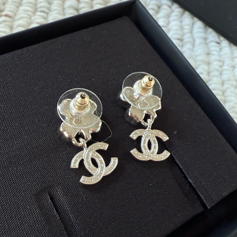 CHANEL 全新香奈兒銀色幸運草水鑽經典雙C LOGO耳針耳環-4