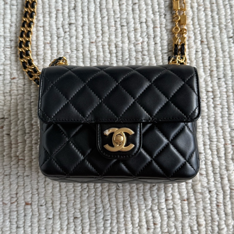 CHANEL MINI COCO黑色羊皮金釦黑白琺瑯字母鍊肩背斜背包17公分方胖子-1