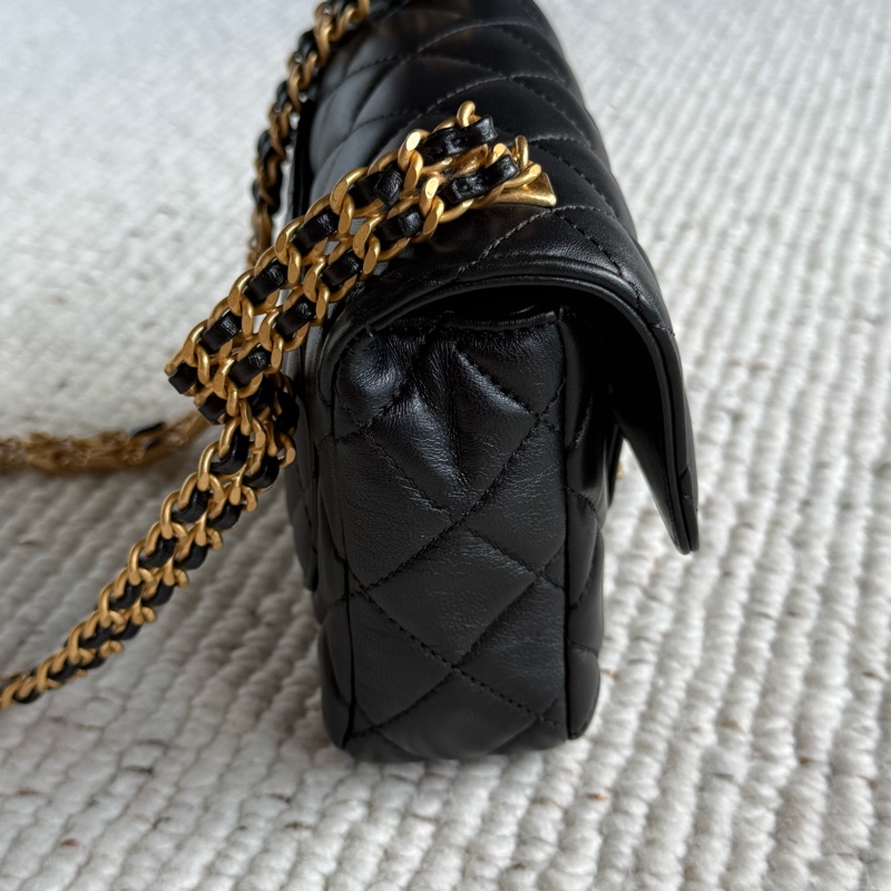 CHANEL MINI COCO黑色羊皮金釦黑白琺瑯字母鍊肩背斜背包17公分方胖子-3