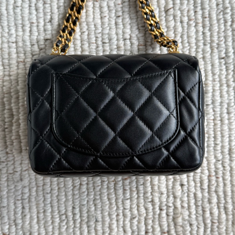 CHANEL MINI COCO黑色羊皮金釦黑白琺瑯字母鍊肩背斜背包17公分方胖子-4