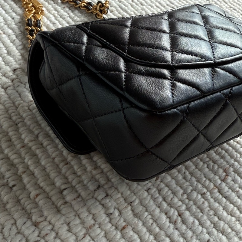 CHANEL MINI COCO黑色羊皮金釦黑白琺瑯字母鍊肩背斜背包17公分方胖子-5