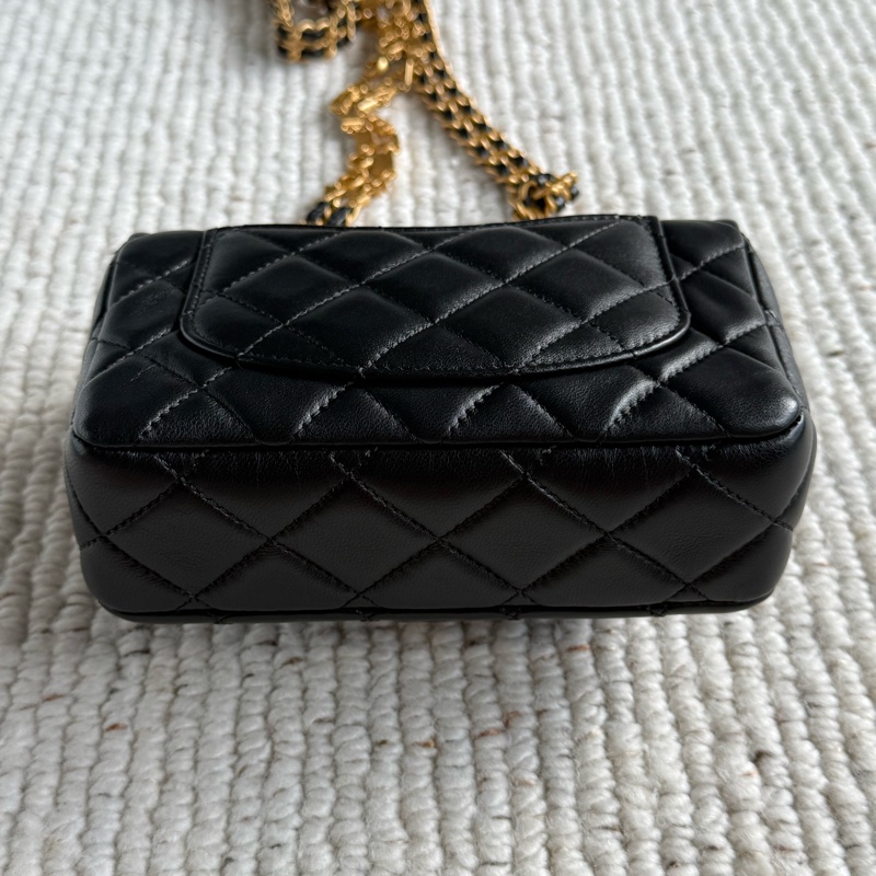 CHANEL MINI COCO黑色羊皮金釦黑白琺瑯字母鍊肩背斜背包17公分方胖子-6