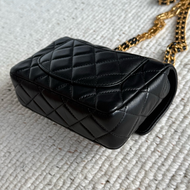 CHANEL MINI COCO黑色羊皮金釦黑白琺瑯字母鍊肩背斜背包17公分方胖子-7