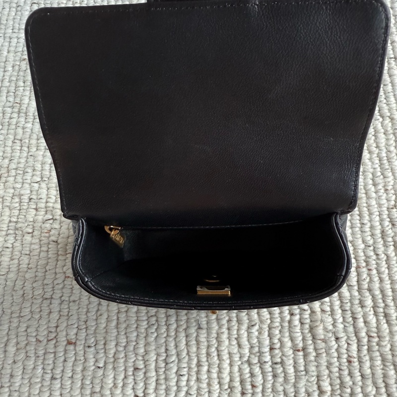 CHANEL MINI COCO黑色羊皮金釦黑白琺瑯字母鍊肩背斜背包17公分方胖子-8