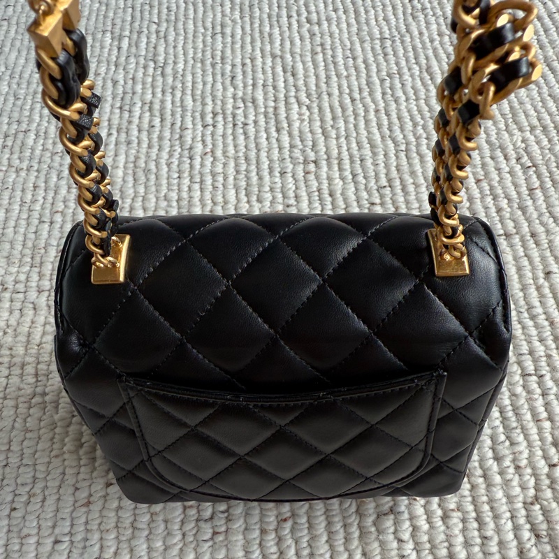 CHANEL MINI COCO黑色羊皮金釦黑白琺瑯字母鍊肩背斜背包17公分方胖子-10