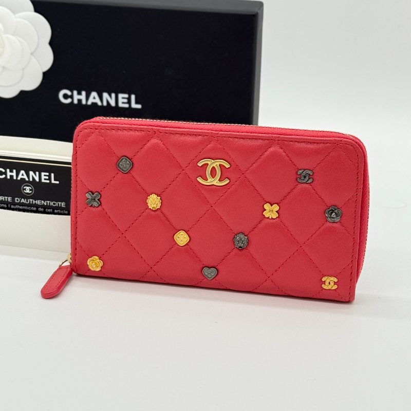 CHANEL 香奈兒 西瓜紅 小羊皮 徽章款 幸運符 中短夾-0
