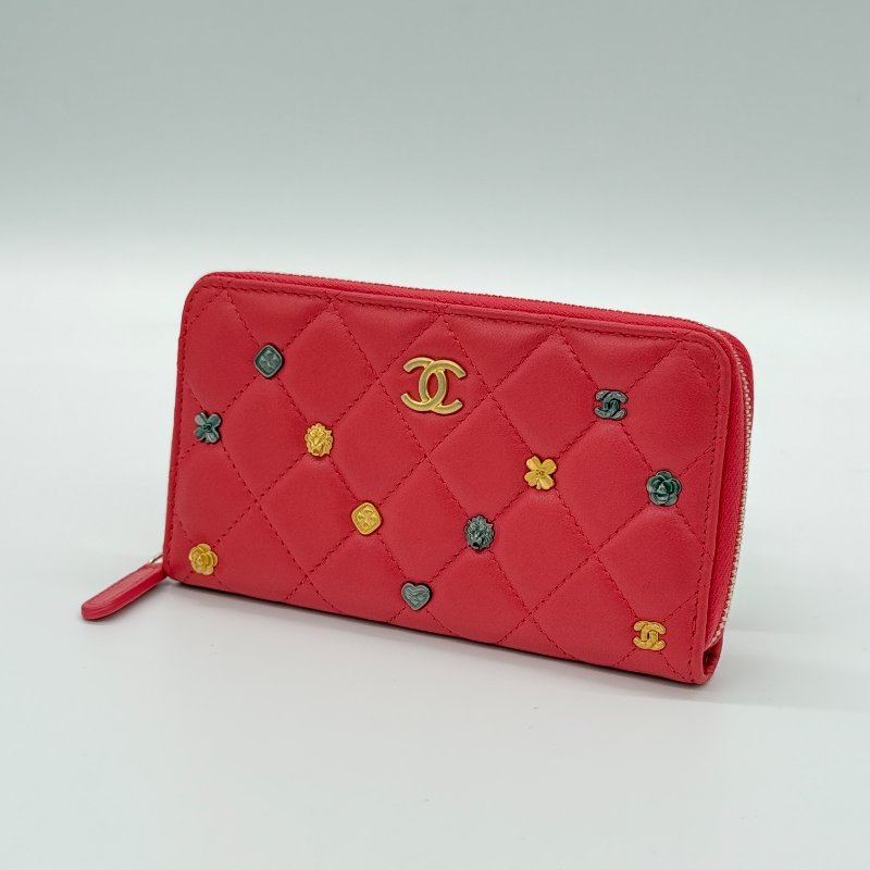 CHANEL 香奈兒 西瓜紅 小羊皮 徽章款 幸運符 中短夾-1