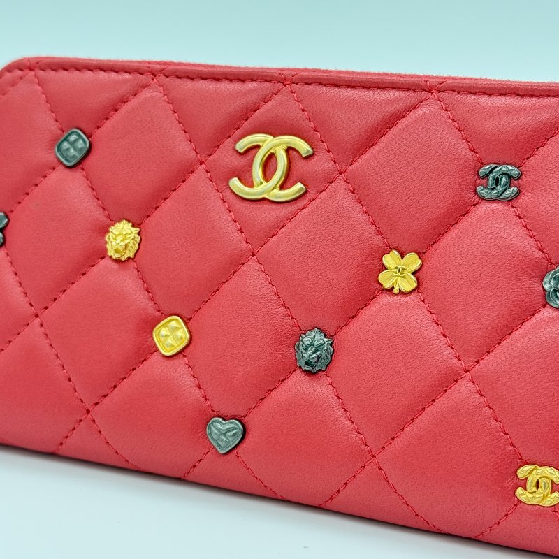 CHANEL 香奈兒 西瓜紅 小羊皮 徽章款 幸運符 中短夾-2