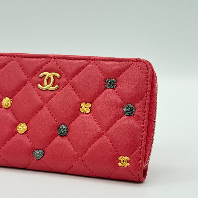 CHANEL 香奈兒 西瓜紅 小羊皮 徽章款 幸運符 中短夾-4