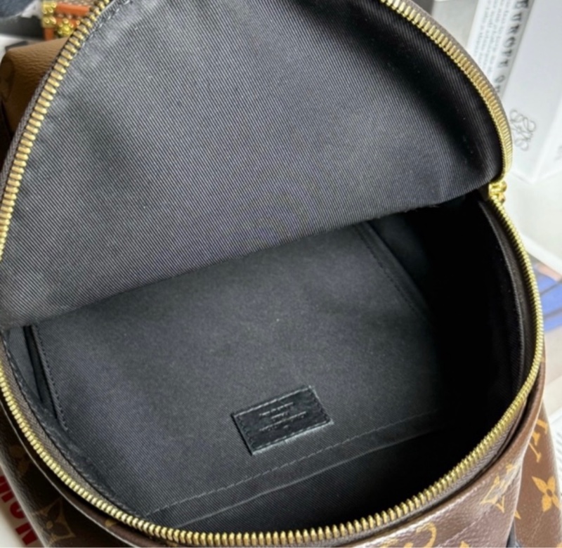 9成新LV經典拼色後背包(已停產,平台購買有使用痕跡)-6