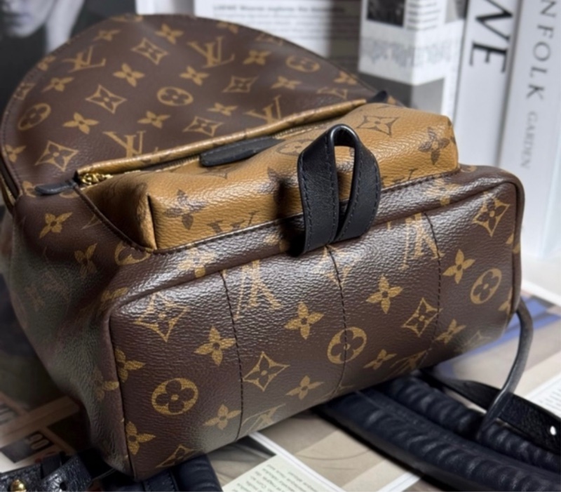 9成新LV經典拼色後背包(已停產,平台購買有使用痕跡)-7