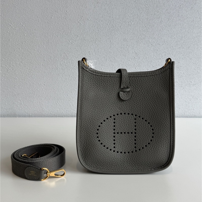 99新🆕 Hermès 愛馬仕 Mini Evelyne 積雨雲灰金釦二代 斜背包-0