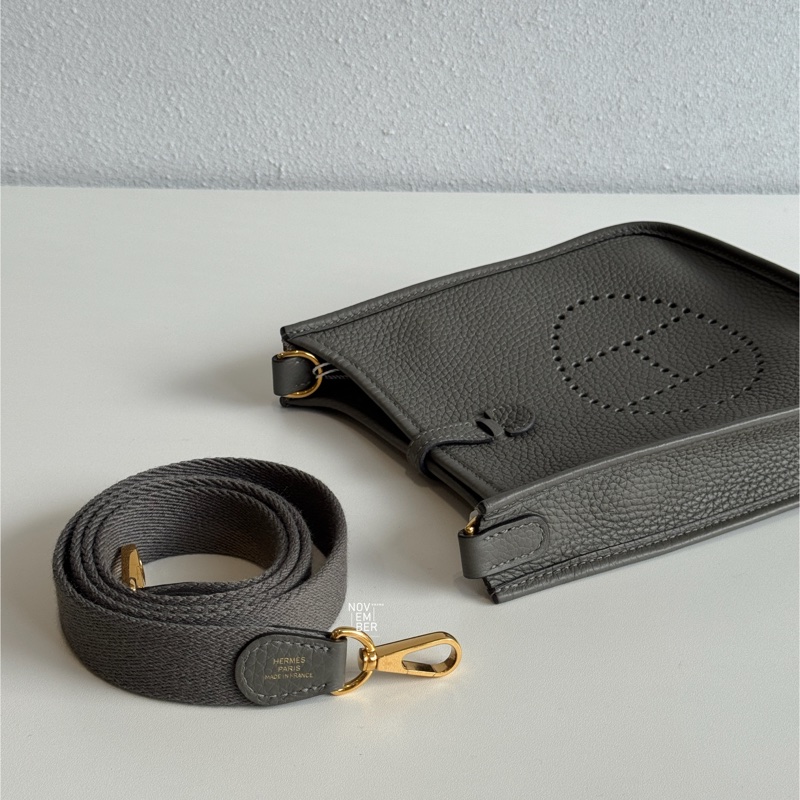 99新🆕 Hermès 愛馬仕 Mini Evelyne 積雨雲灰金釦二代 斜背包-2