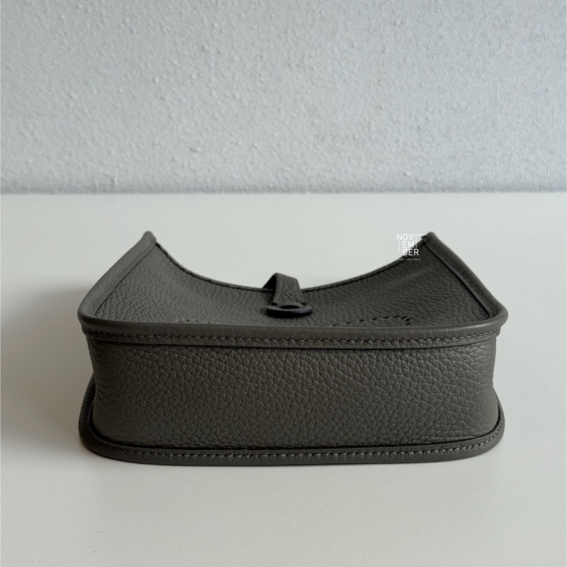 99新🆕 Hermès 愛馬仕 Mini Evelyne 積雨雲灰金釦二代 斜背包-8