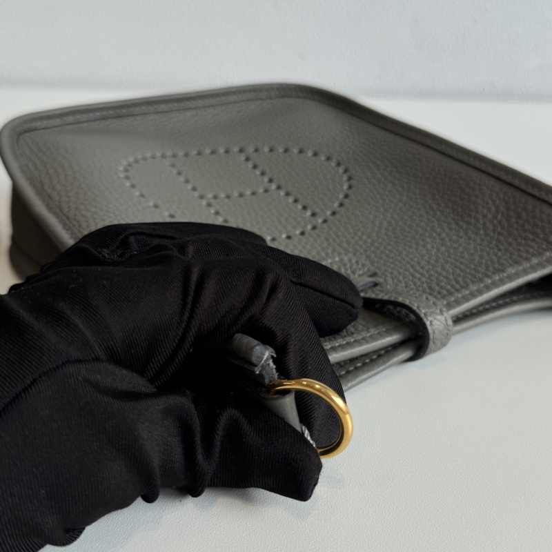 99新🆕 Hermès 愛馬仕 Mini Evelyne 積雨雲灰金釦二代 斜背包-12